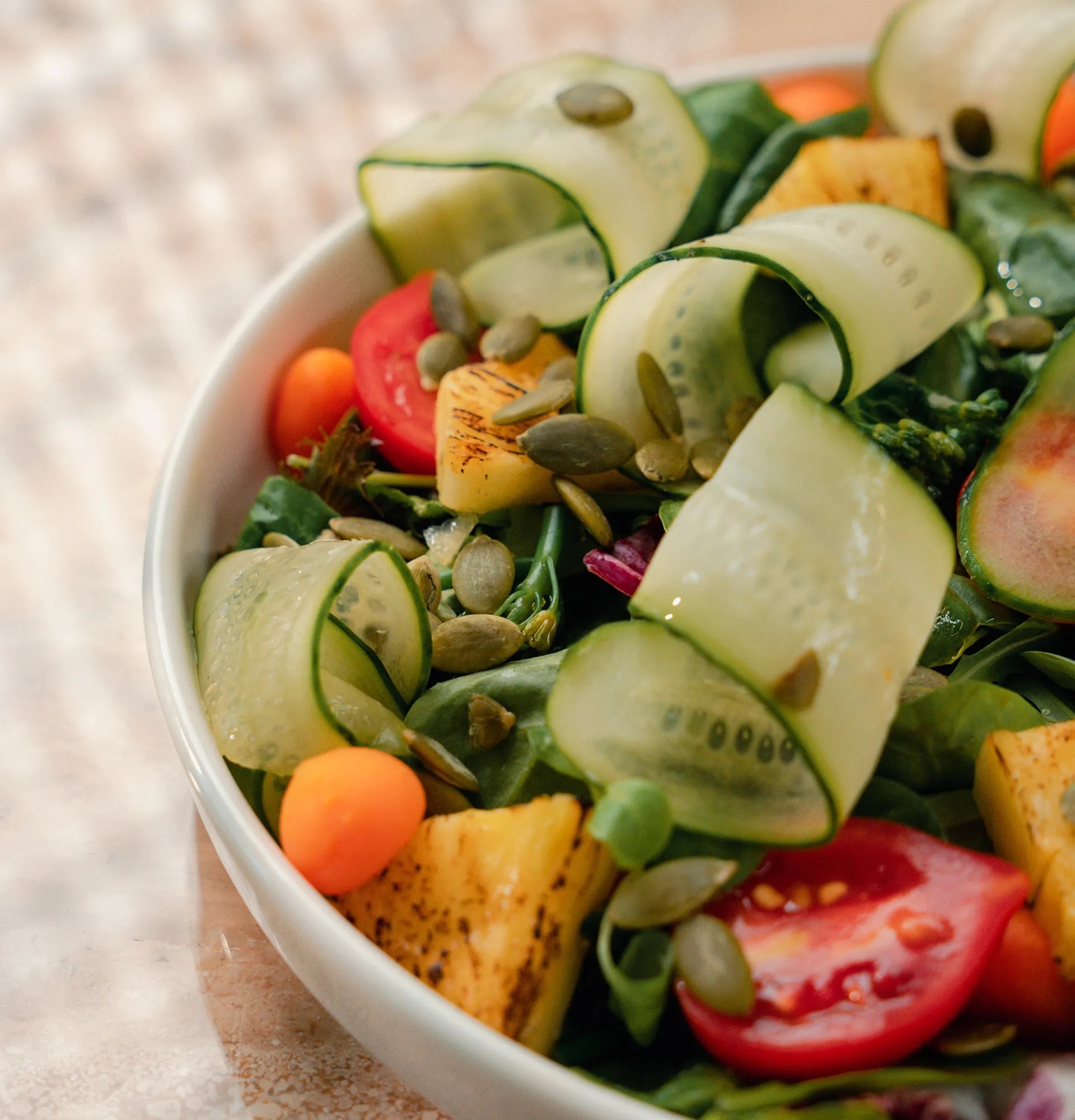 Салат з грильованим ананасом та броколіні