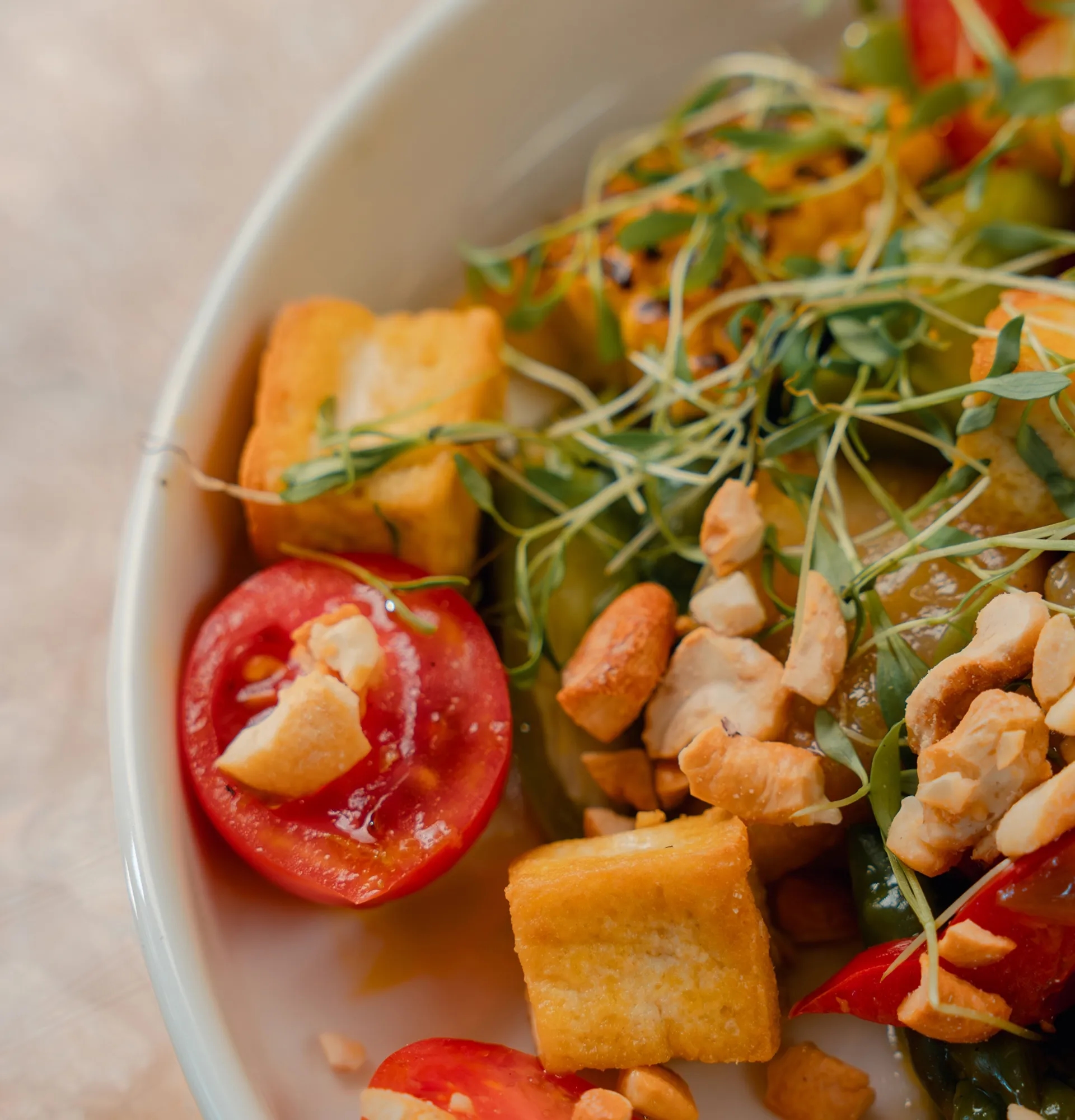 Салат з тофу, аспарагусом та карамелізованою грушею