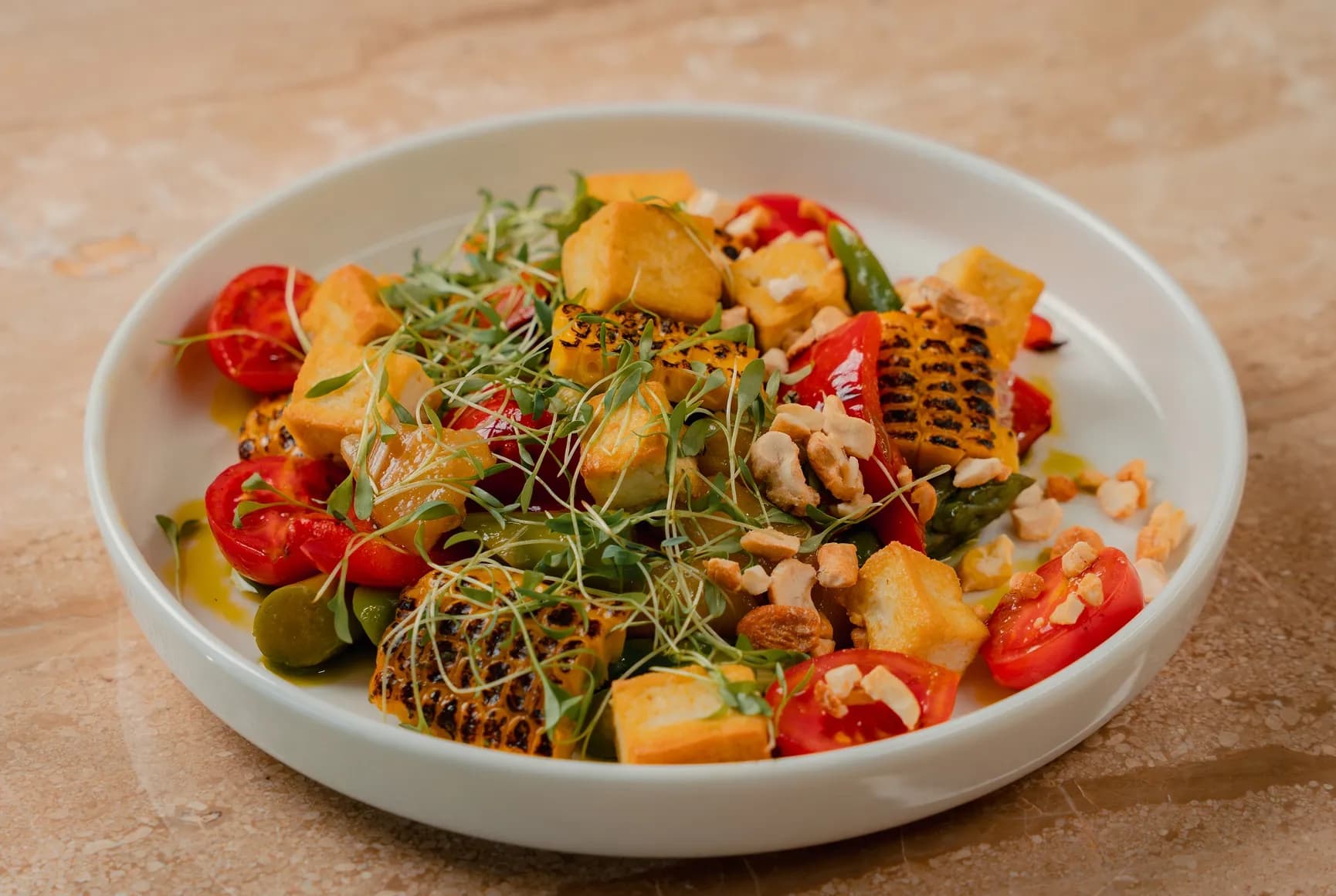 Салат з тофу, аспарагусом та карамелізованою грушею